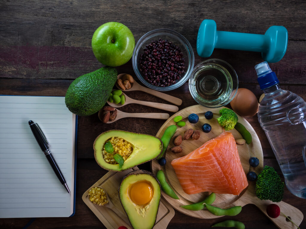 Ernährungsberatung mit Raik Schmidt in Wiesbaden: Lachs, Avocado, Obst und Gemüse neben Kurzhanteln